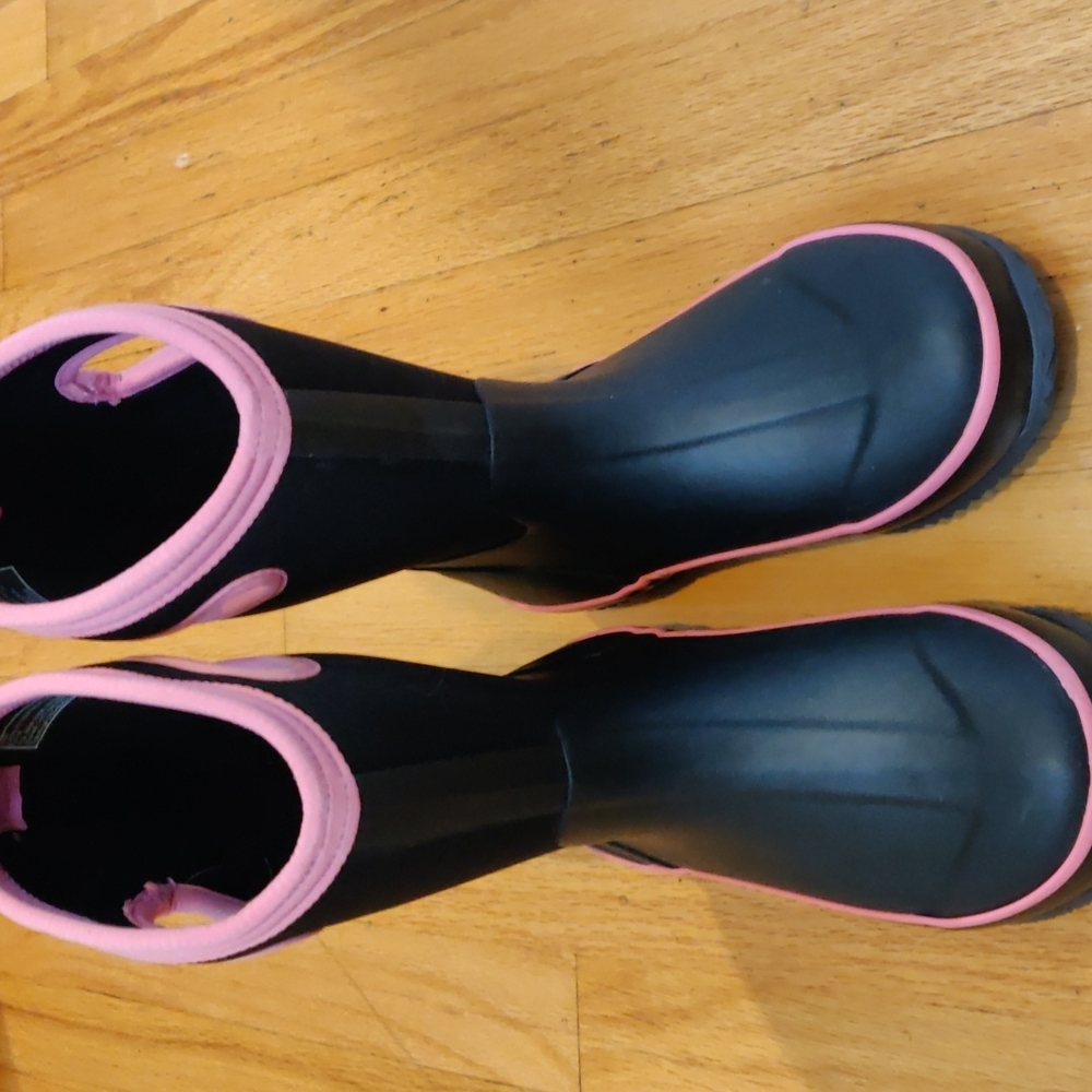 Girls DSG size 4 boots like new worn once last winter.